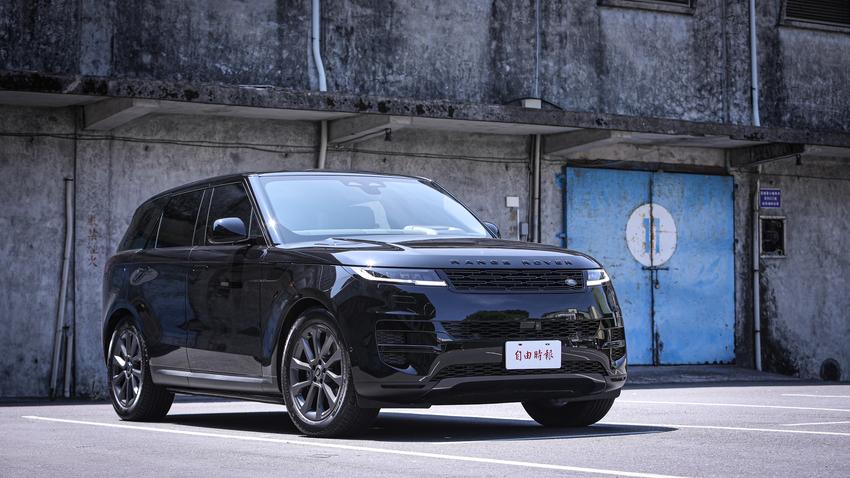 Range Rover Sport 黯影版已在 10 月 1 日正式上市，售價為 389 萬元，全台限量 50 席配額。