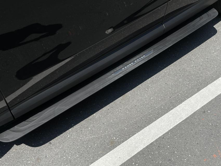 升級搭載價值 17 萬元的電動伸縮車側踏板，讓進出車室時更加方便。