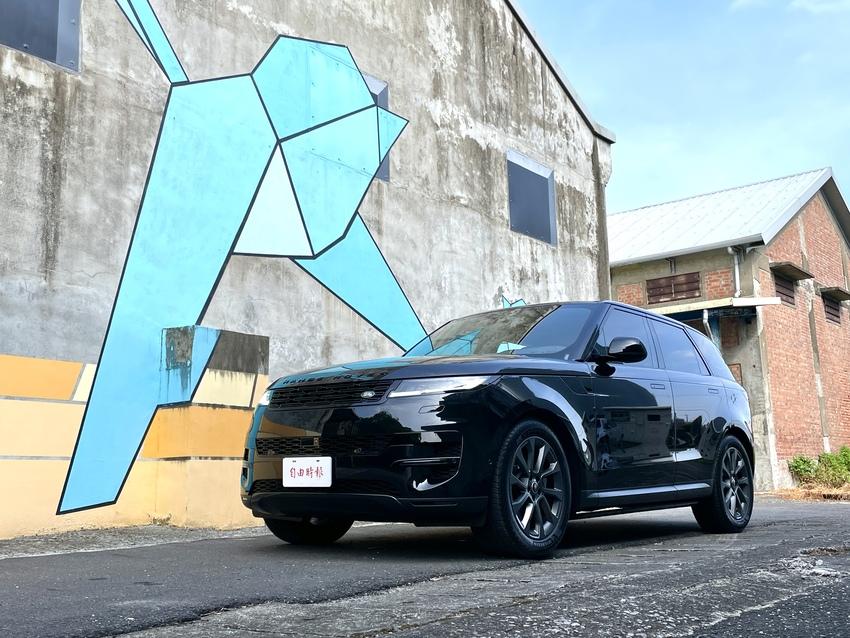 改披黑衣展現時尚品味 豪華身價不漲反降！Range Rover Sport 黯影版試駕