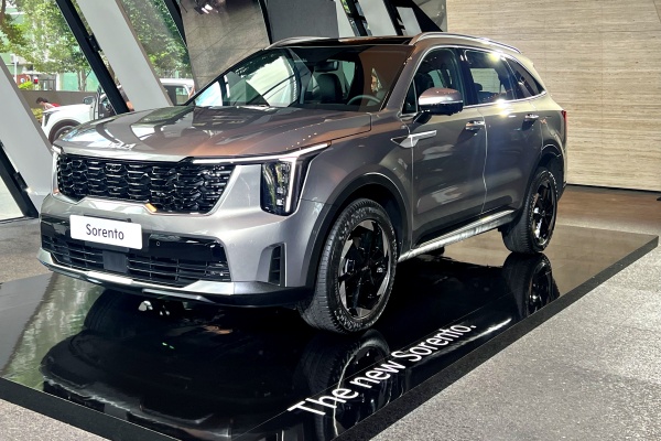 Kia 七人座休旅 Sorento 內外全面升級上市！Hybrid 性能更強新增 AWD