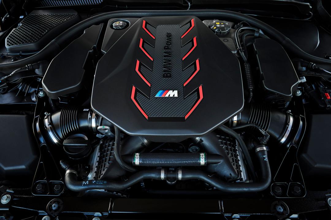 4.4升V8雙渦輪引擎搭配PHEV插電式油電技術，可提供727匹綜效輸出。