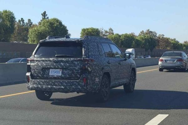 Subaru 新一代 Outback 測試車現身！粗獷方正外型有望搭配雙動力 - 自由電子報汽車頻道