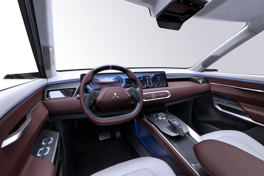 The interior is covered in two-tone leather and is introduced with an integrated touch screen, which has a good performance in terms of technology and texture.