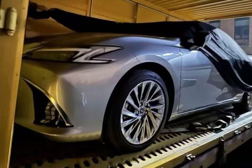 Lexus 改款 ES 實車無偽裝現身，新式 LED 頭燈相當有型。（圖片來源：IG@japanese_cars.co ）