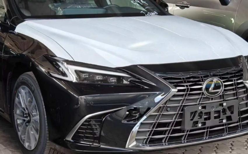 Lexus 改款 ES 實車無偽裝現身，新式 LED 頭燈相當有型。（圖片來源：擷取自網路）