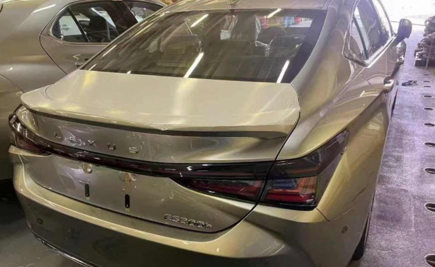 車尾採用 Lexus 字樣銘牌與橫貫式 LED 尾燈來展現新意，L 型導光條也相當搶眼。（圖片來源：擷取自網路）