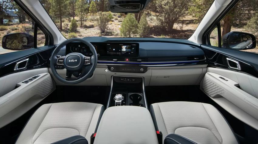 The highlight of the minor facelift is the introduction of a dual-screen arrangement and the simplification of the number of physical buttons to enhance the sense of technology.