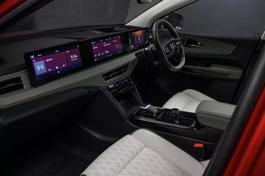 XEV 9e 配有三具 12.3 吋螢幕，全景式照明車頂也相當特別。