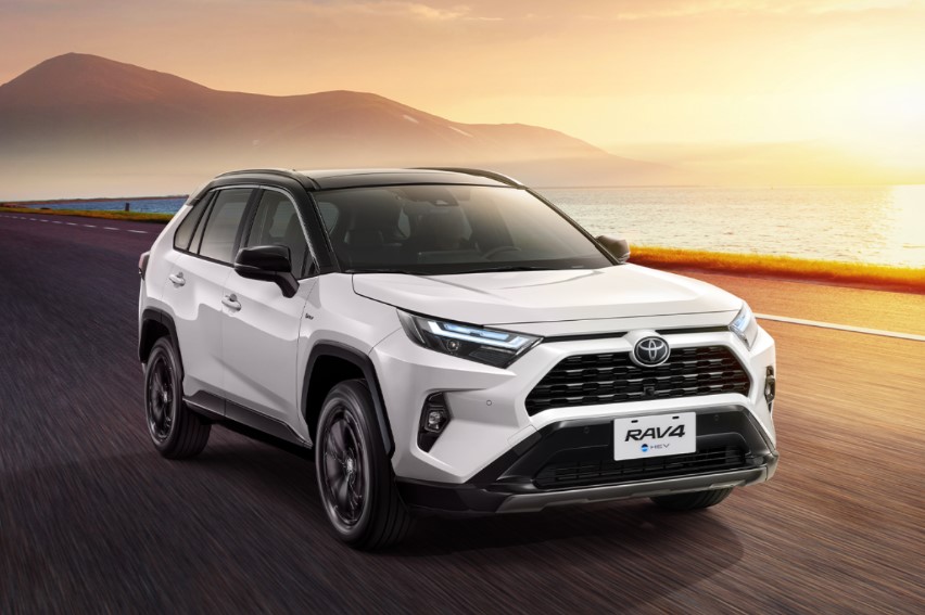 Toyota RAV4新年式標配無線充電座！追加Hybrid曜黑魅影版 雙色外觀個性隨行