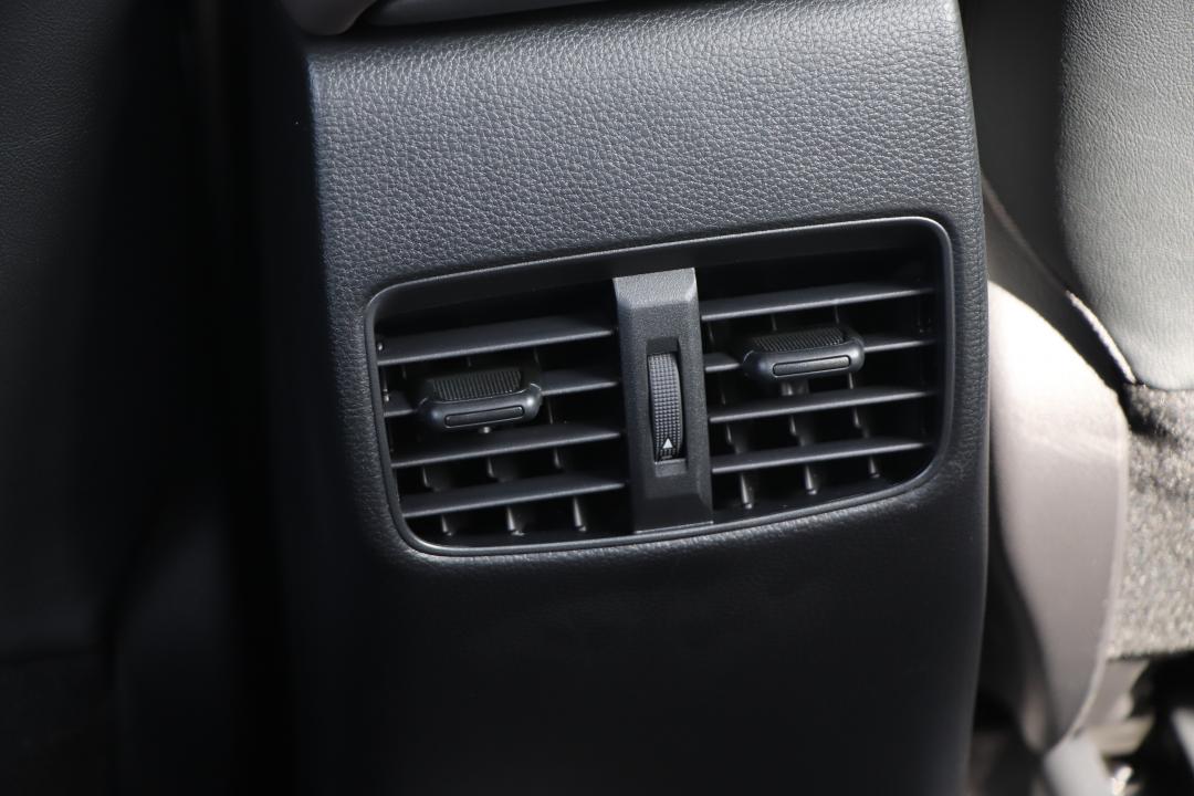 後座出風口為Corolla Cross全車系標配，但缺少USB充電孔需另外加裝。