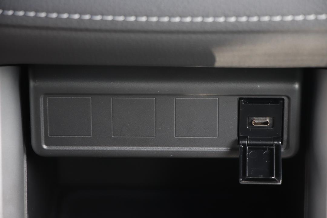 中控下方可另外加裝其他配件，標準配備為一組USB Type-C。