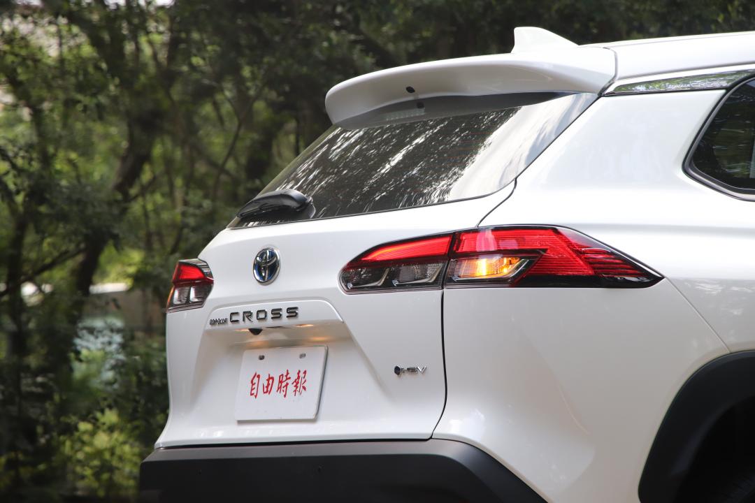 車尾燈具仍為LED光條式，透過這次增加的三道鍍鉻裝飾，提升立體感。
