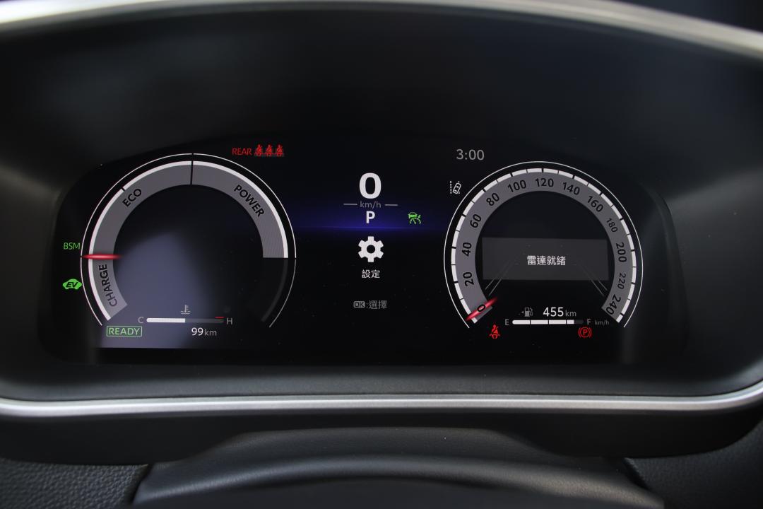 比照國外換上全新數位儀表板，Hybrid車型為12.3吋。
