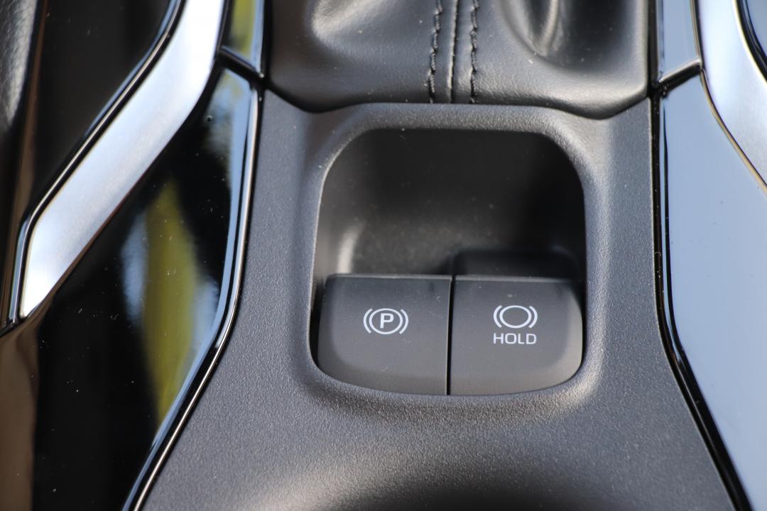 EPB電子駐車煞車與Auto Hold終於列入標配，使用上更直覺便利。