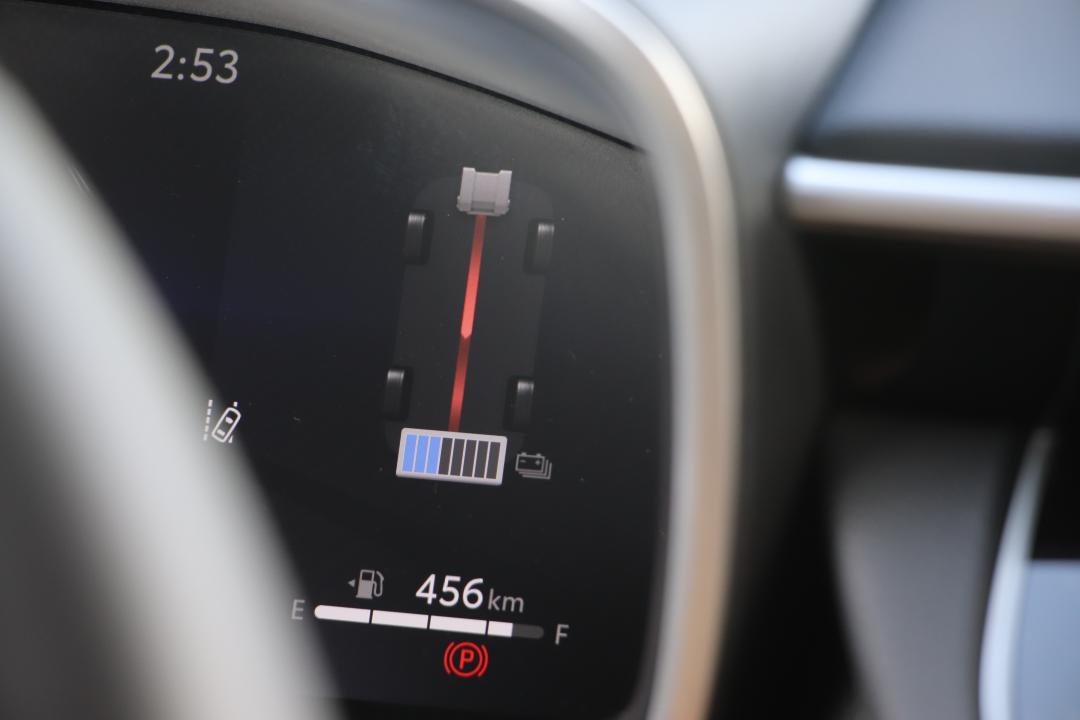 行駛時可從儀表得知電池與引擎使用狀況，目前的畫面為滑行狀態，替電池充電。