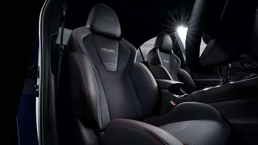 以麂皮搭配黑色皮革包覆的 Recaro 跑車座椅是內裝亮點。