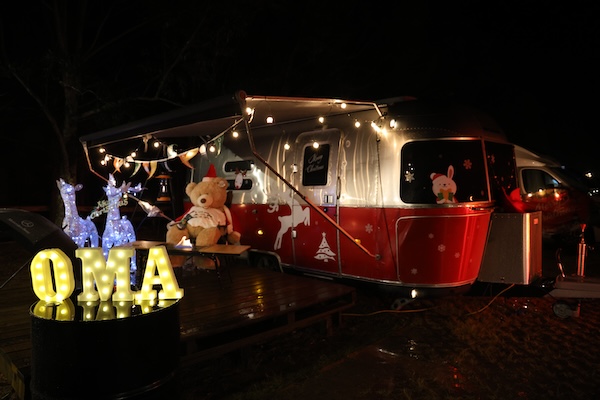 Airsrteam 露營車化身耶誕老人座駕！開往武陵農場送禮給偏鄉小學