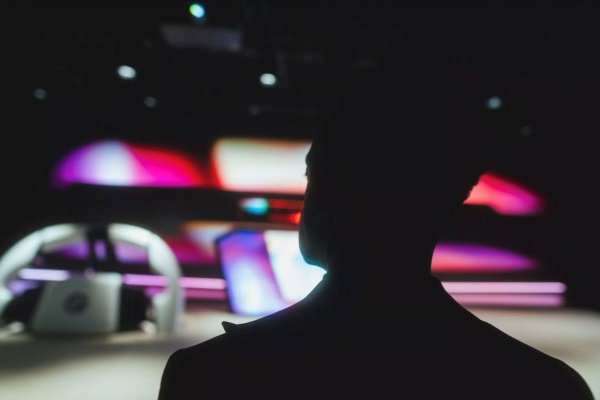 BMW 預告 1 月發表新一代科技座艙！全尺寸投影搭配曲面螢幕