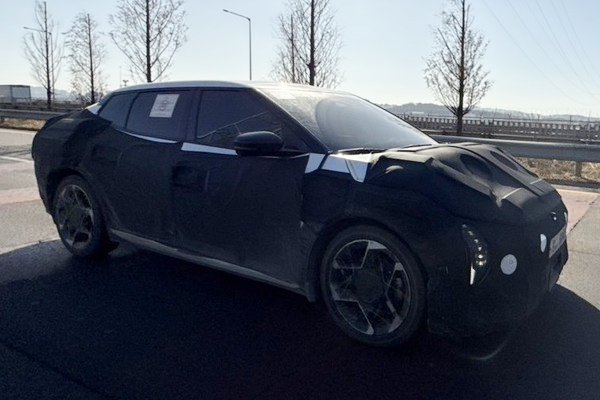 Kia 純電轎跑 EV4 再度現身！預計今年登場 挑戰 Model 3 搶入門市場