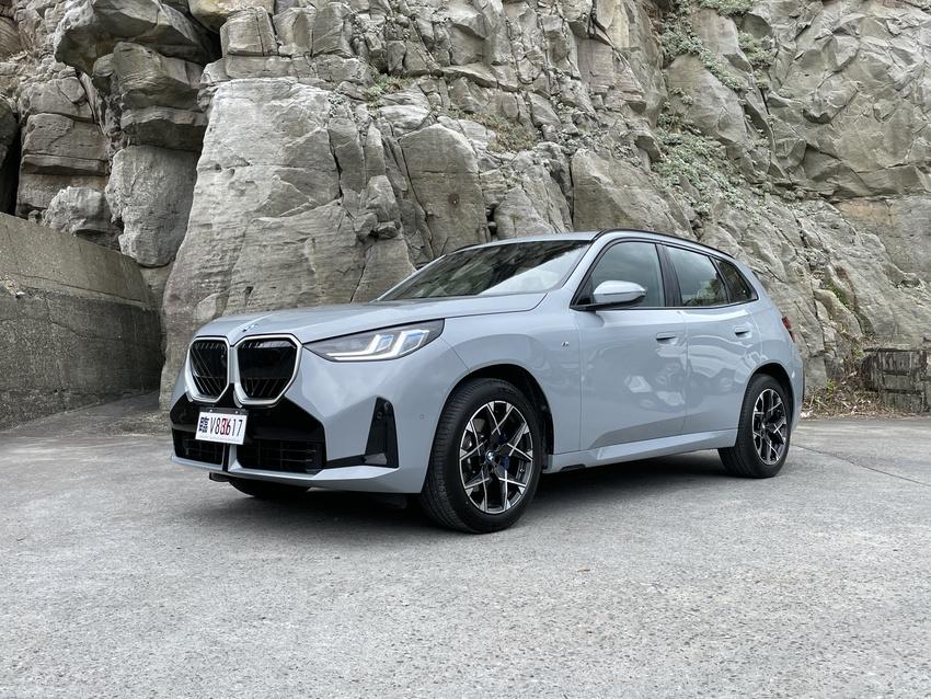 全新 BMW X3 放大車格並採用最新設計語彙，看起來更加大器動感。