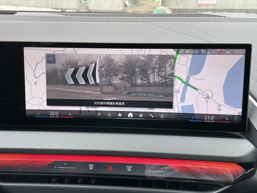 AR 擴增實境導航功能讓行車方向指示更為清晰易懂。