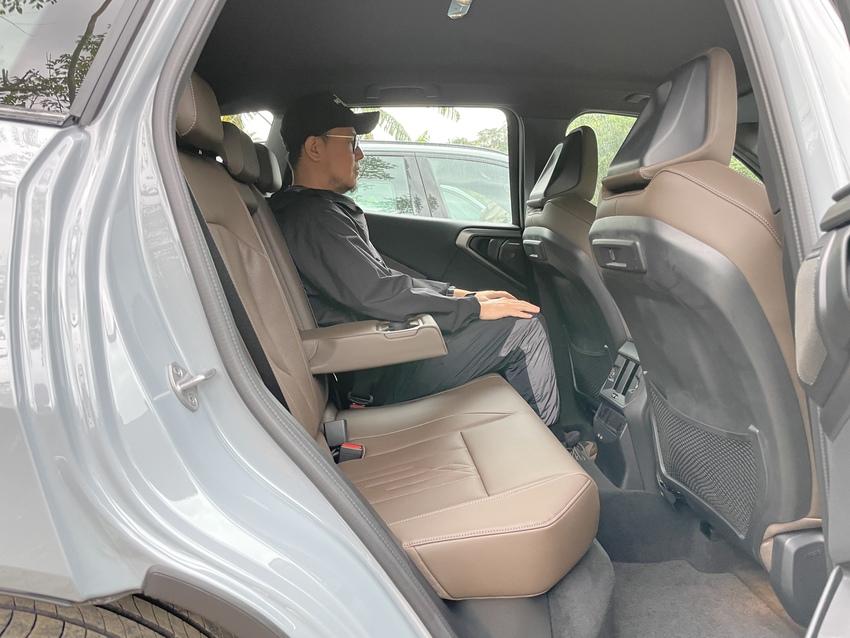 車格放大能提供更寬裕的乘坐空間，可見身高 175 公分的成人坐入後座，頭部與膝部空間仍有餘裕。
