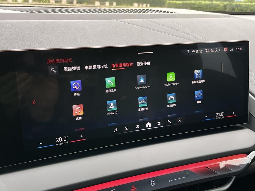 車載系統介面簡潔易上手，並支援智慧型手機無線連結功能，展現科技便利性。