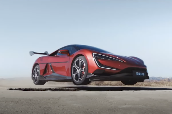 比亞迪電動車炫技「高速跳躍水坑障礙」惹議   外媒質疑：誰需要這種技能？