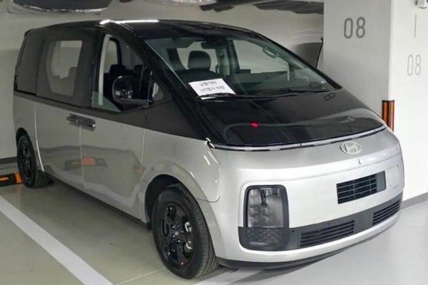 現代熱銷 MPV 純電版蓄勢待發！無偽裝原型車曝光 最快本月底量產