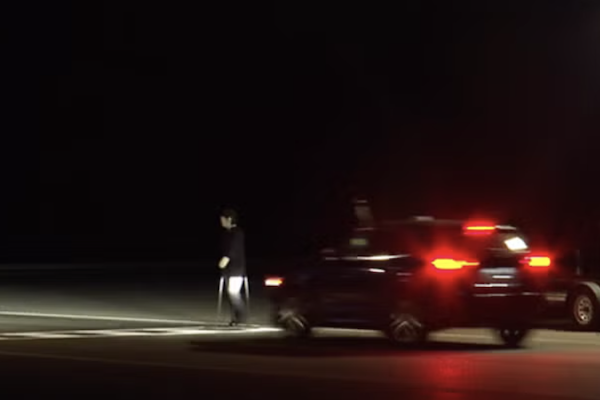 夜晚穿反光背心不一定安全！美 IIHS 研究：行人自動煞停系統無法辨識