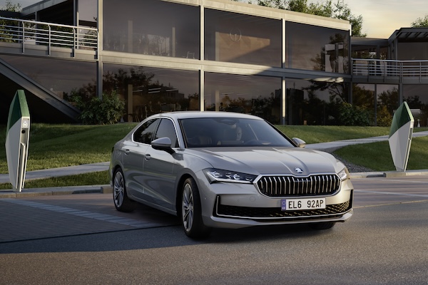 Skoda Superb 大改款搭更省油插電式油電動力！續航 120 公里不吃油