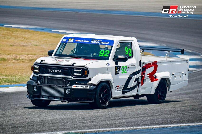 經過 Toyota Gazoo Racing 巧手改裝，讓 Hilux Champ 化身競速賽車。