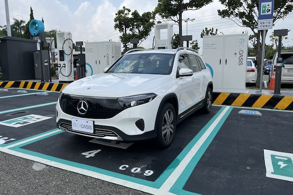 全台充電站數量超過加油站！快充規格冠軍市占率破 4 成 5