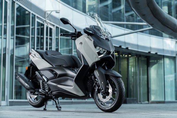 Yamaha 黃牌主力 XMAX 改款無預警發表！導入電動風鏡與全新開發數位儀錶