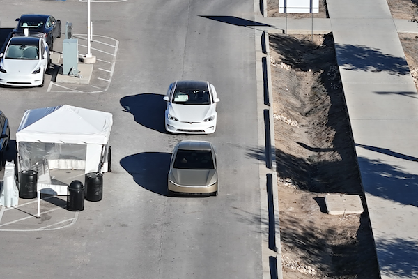 特斯拉平價款 Model Q 就是它？空拍網紅直擊有方向盤的 Cybercab 實車