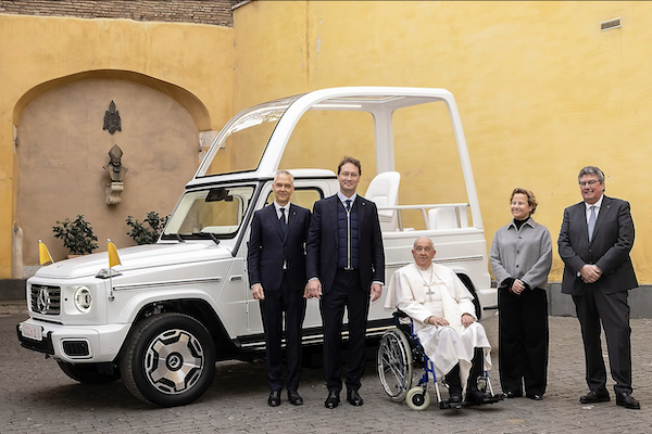 這輛賓士 G580 很不同！梵蒂岡教宗專屬 耗時一年改裝