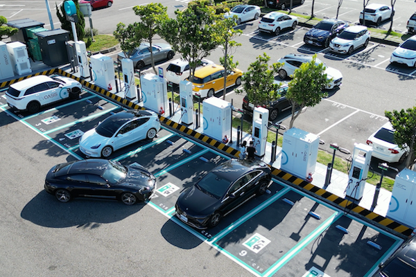 電動車充電 80% 仍佔位不走惹議！EVOASIS 推新措施縮短等候時間