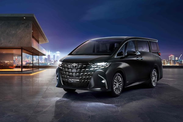 行駛 80 公里免吃油的熱賣 MPV！Toyota Alphard PHEV 台灣開賣