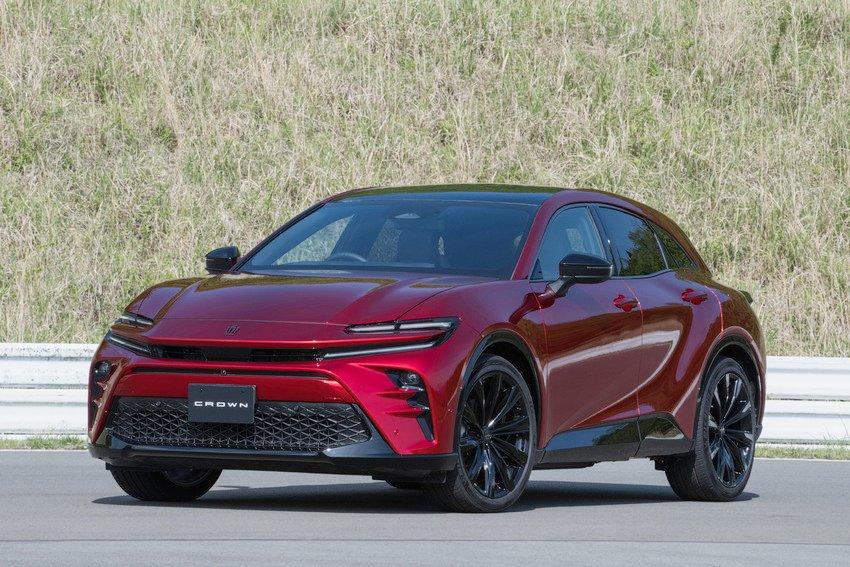 Toyota 提供 Crown Sport 外觀、內裝升級方案，提升辨識度及科技感。
