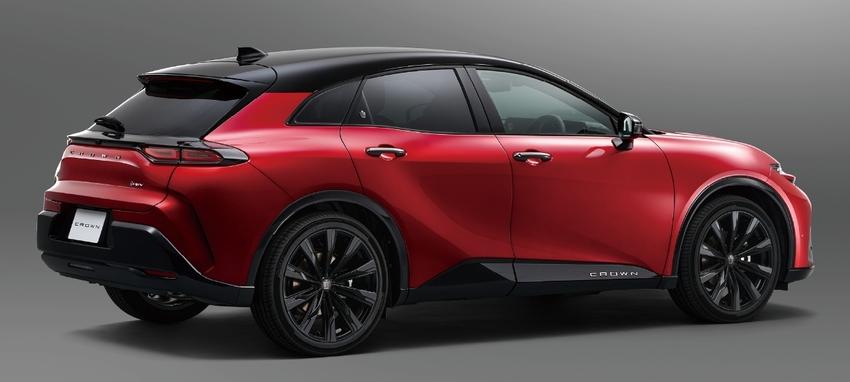 新增後車門皇冠標誌及車側 CROWN 字樣讓外型更加突出。