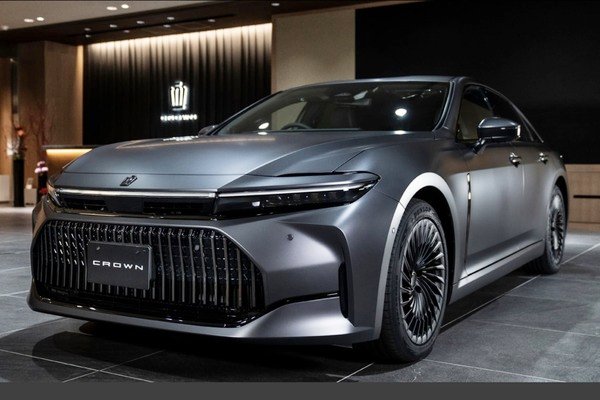 正統 Toyota 新皇冠房車特仕亮相！Crown Sedan 改換黑化風格更帥氣