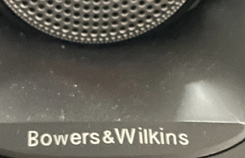 被經銷商偷換成 Bovvers & VVilkins 山寨音響。銷售人員辯稱分不清楚 W 與 V 兩個字母。（圖片來源：擷取自新浪）