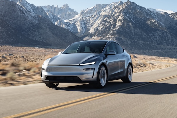 Model Y 煥新版為何改回實體方向燈撥桿？特斯拉總監坦承原因