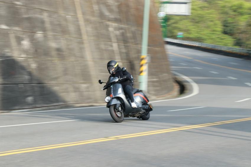 Vespa GTV 300 美型時尚速克達試駕！滿身科技配備仍不失經典傳承