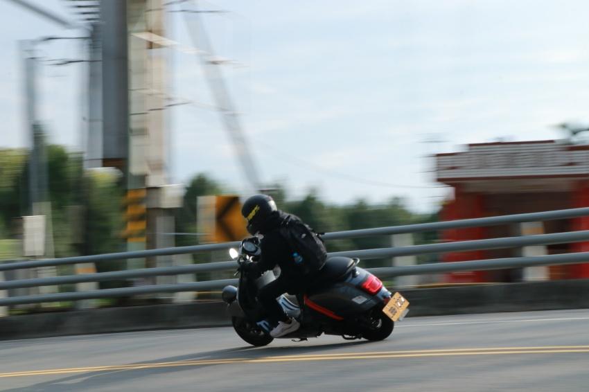 Vespa GTV 300 美型時尚速克達試駕！滿身科技配備仍不失經典傳承