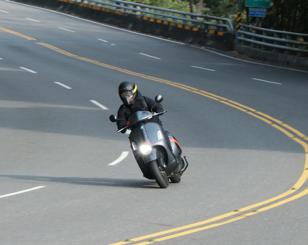Vespa GTV 300 美型時尚速克達試駕！滿身科技配備仍不失經典傳承