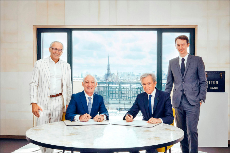 時尚龍頭LVMH集團宣布與F1達成為期10年合作。由左至右F1執行長Stefano Domenicali、前Liberty Media主席兼總裁Greg Maffei、LVMH集團主席兼總裁Bernard Arnault、LVMH旗下各品牌錶款負責人Frédéric Arnault。