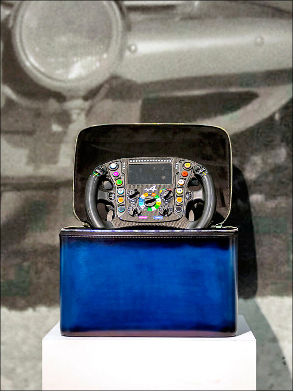 手工Venezia皮箱用於存放車隊的方向盤，充滿濃濃儀式感。
