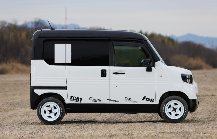 連 Defender 招牌的 C 柱車側飾板也如實還原。