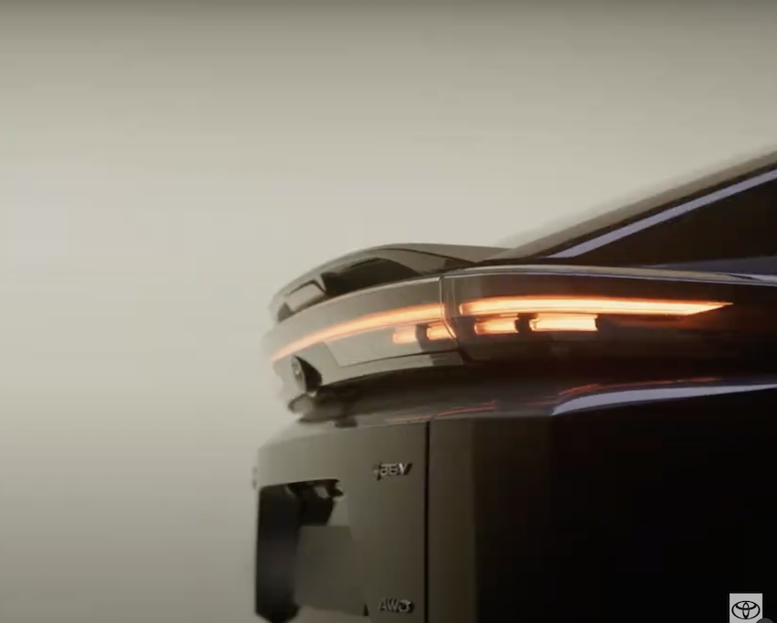 車尾可看到 BEV 電動車與 AWD 全輪驅動的銘牌。